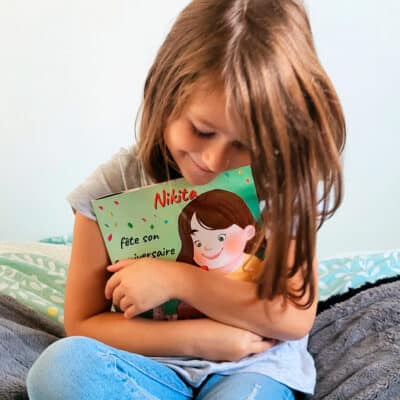 Fillette qui aime son livre personnalisé