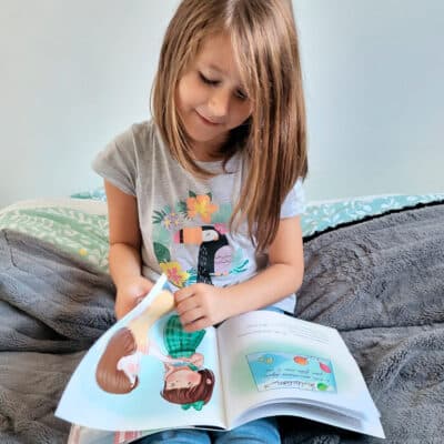 Fille qui feuillette un livre personnalisé