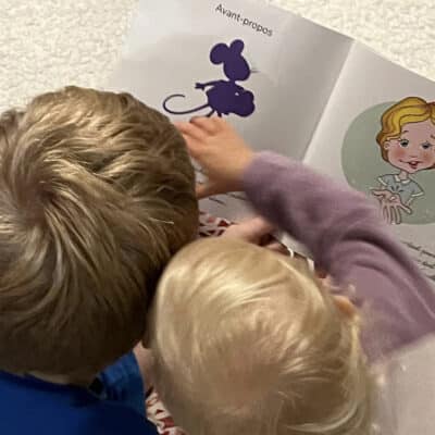 Enfants qui lisent un livre personnalisé