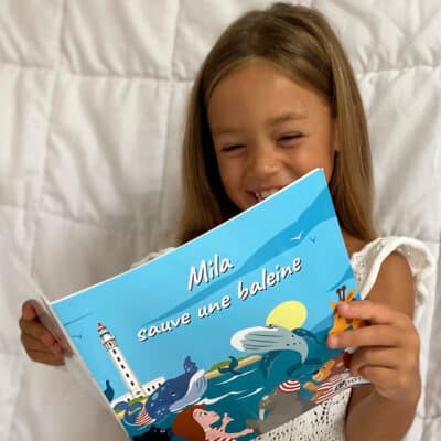 Jeune lectrice d'un livre sur les baleines