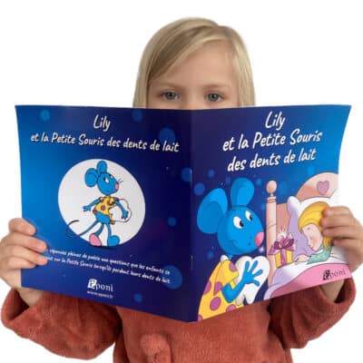 Fillette cachée derrière son livre