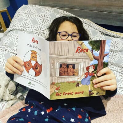 Fille qui un livre personnalisé dans on lit