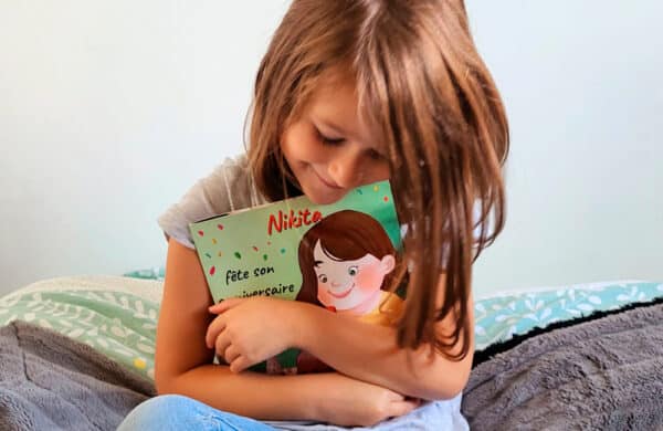 Fille qui sert son livre contre elle