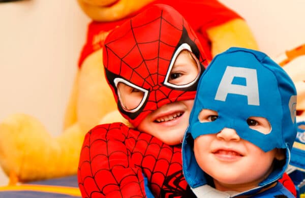 Enfants déguisés en super-héros