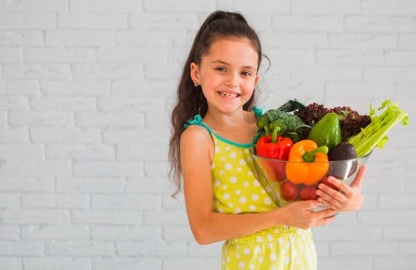 Enfant qui aime les légumes