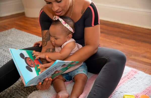Maman qui lit avec son bébé