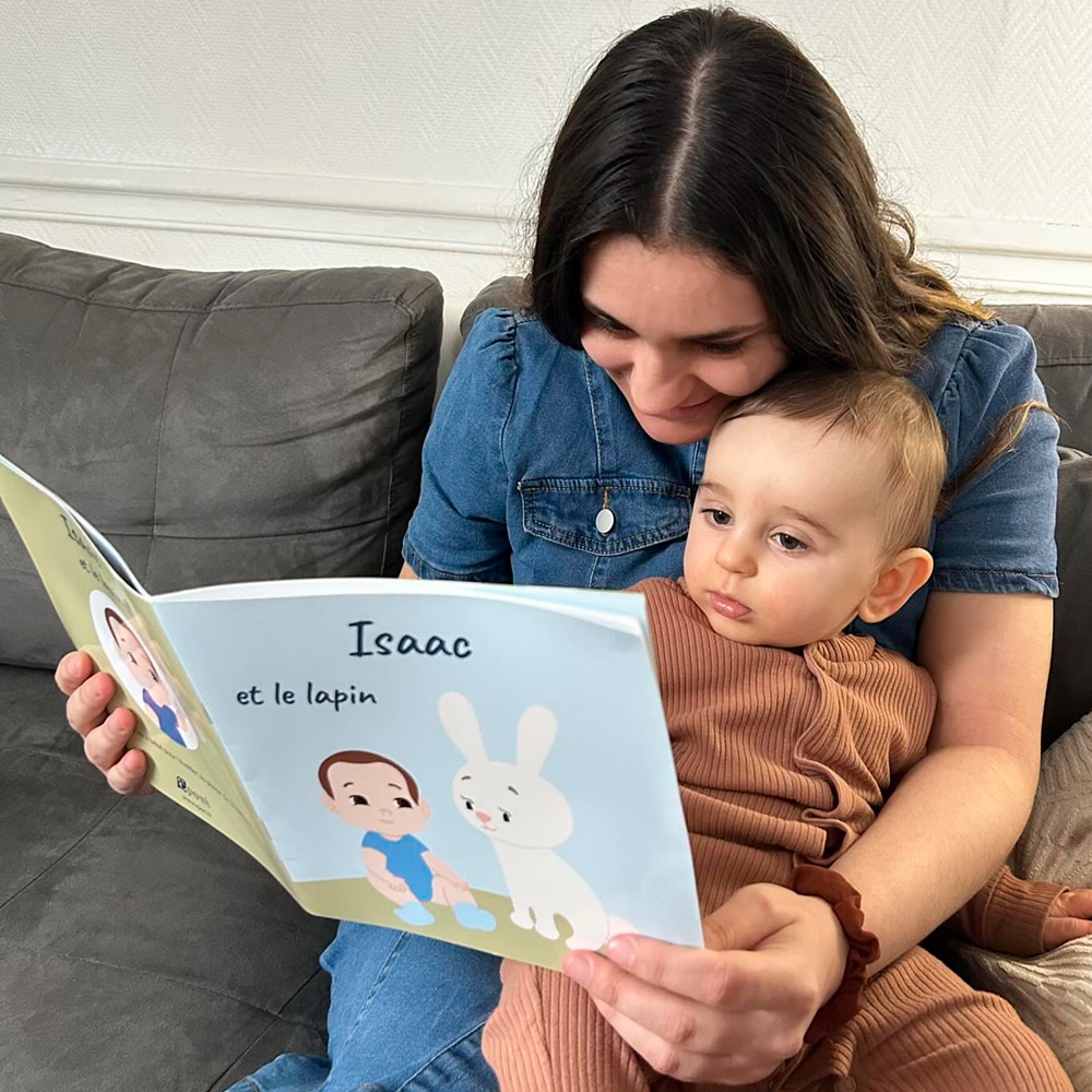 Maman qui lit un livre à son bébé