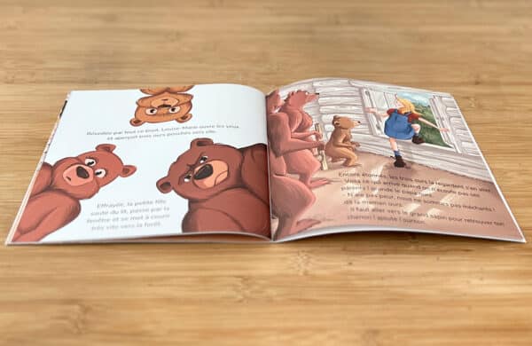 Livre papier ouvert sur une table