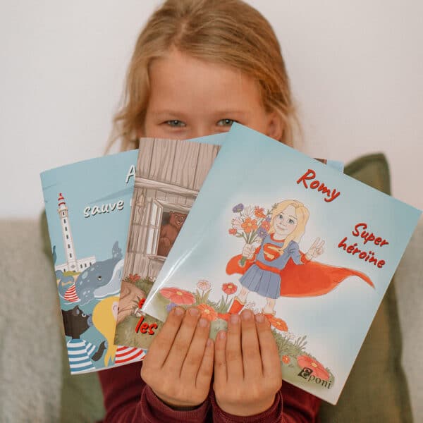 Petite fille avec plusieurs livres personnalisés
