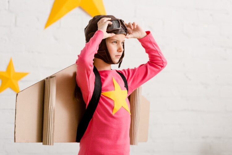 Enfant qui rêve de devenir pilote d'avion