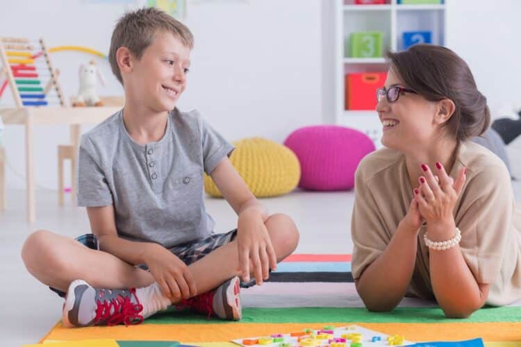 Enfant heureux en classe