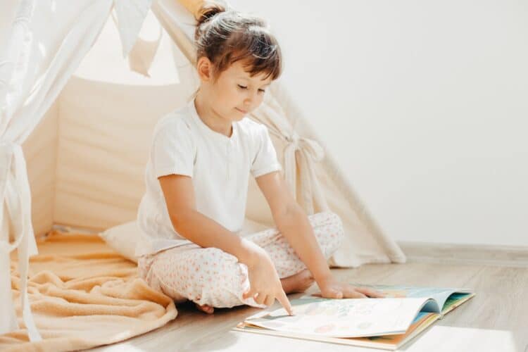Petite fille lisant un livre personnalisé