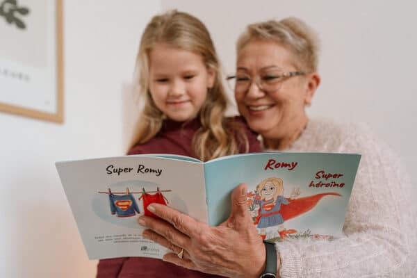 Lecture d'une fille avec sa grand-mère