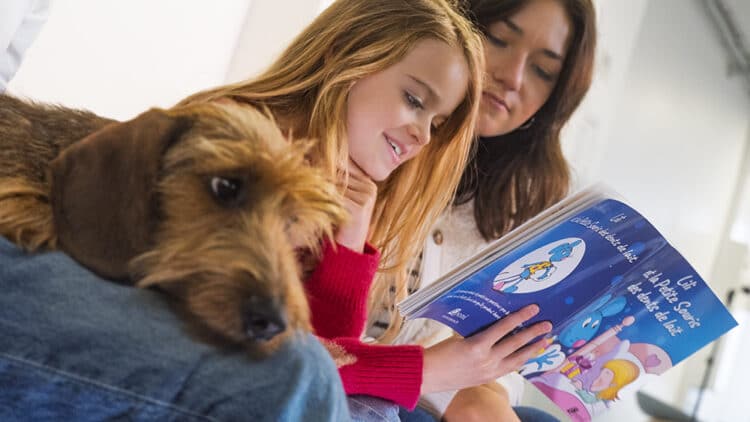 Lecture en famille avec le chien