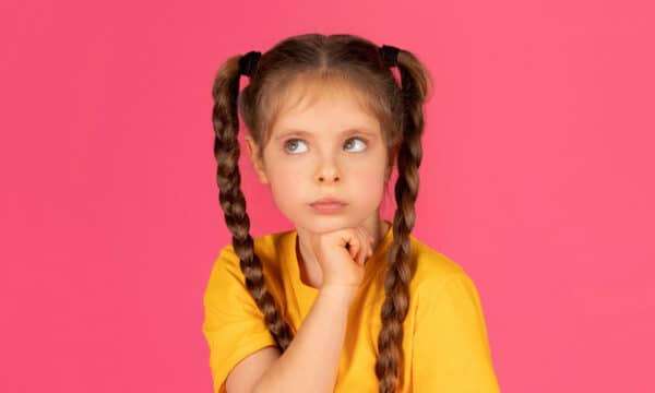 Petite fille qui réfléchit
