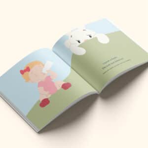 Livre personnalisé ouvert avec deux histoires pour bébé