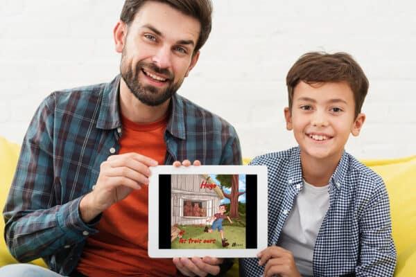 Papa et son fils avec un livre numérique
