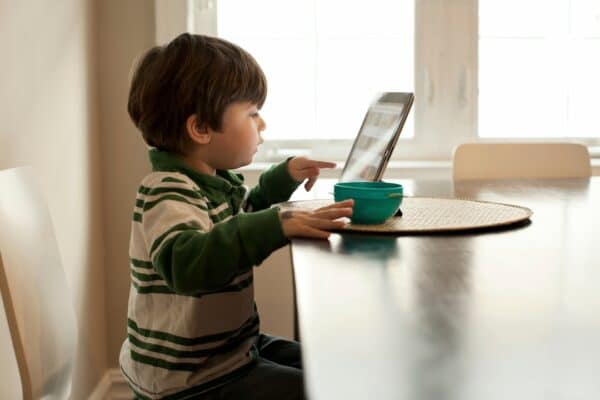 Garçon utilisant une tablette