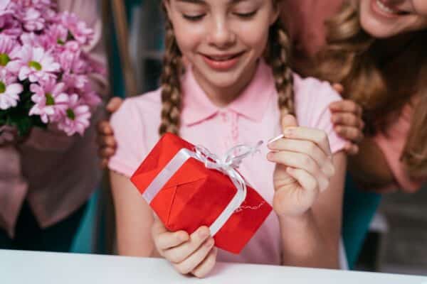 Fille de 8 ans qui reçoit un cadeau