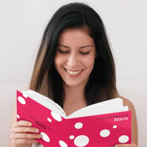 Femme qui consulte le livre personnalisé sur son anniversaire