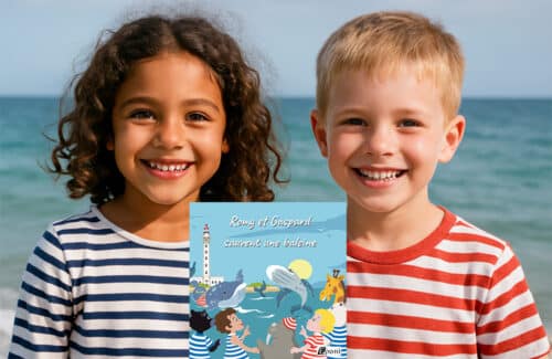 Frère et sœur jumeaux avec leur livre personnalisé