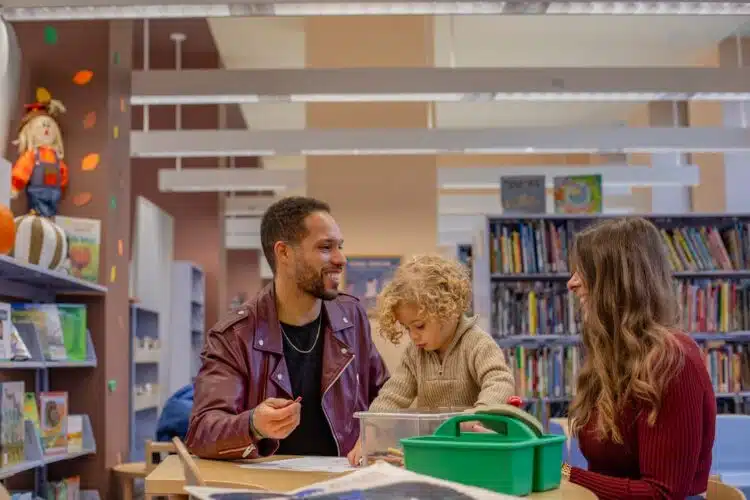 Parent et leur enfant en bibliothèque