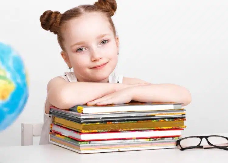 Petite fille avec des livres pour enfants