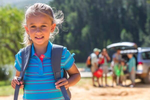 Petite fille en vacances avec sa famille