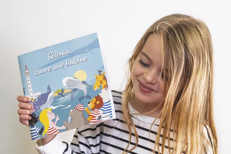 Enfant s'exprimant spontanément pendant la lecture d'un livre avec un adulte